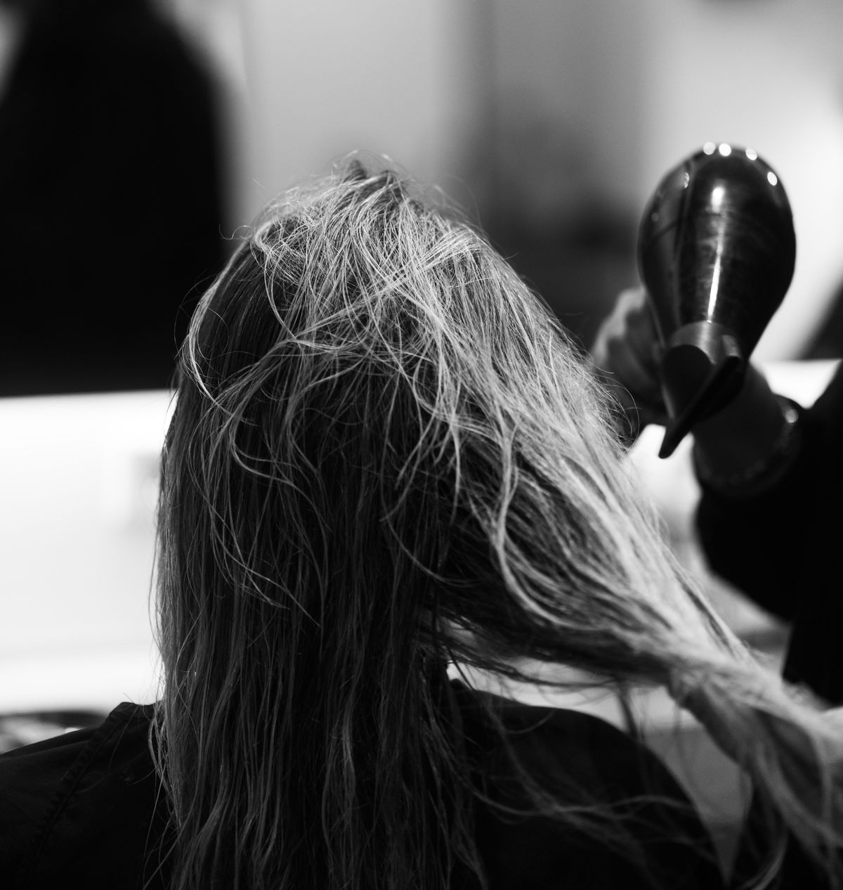 Fertiges Ergebnis: langes blondes Haar wird zum Abschluss ausgeföhnt