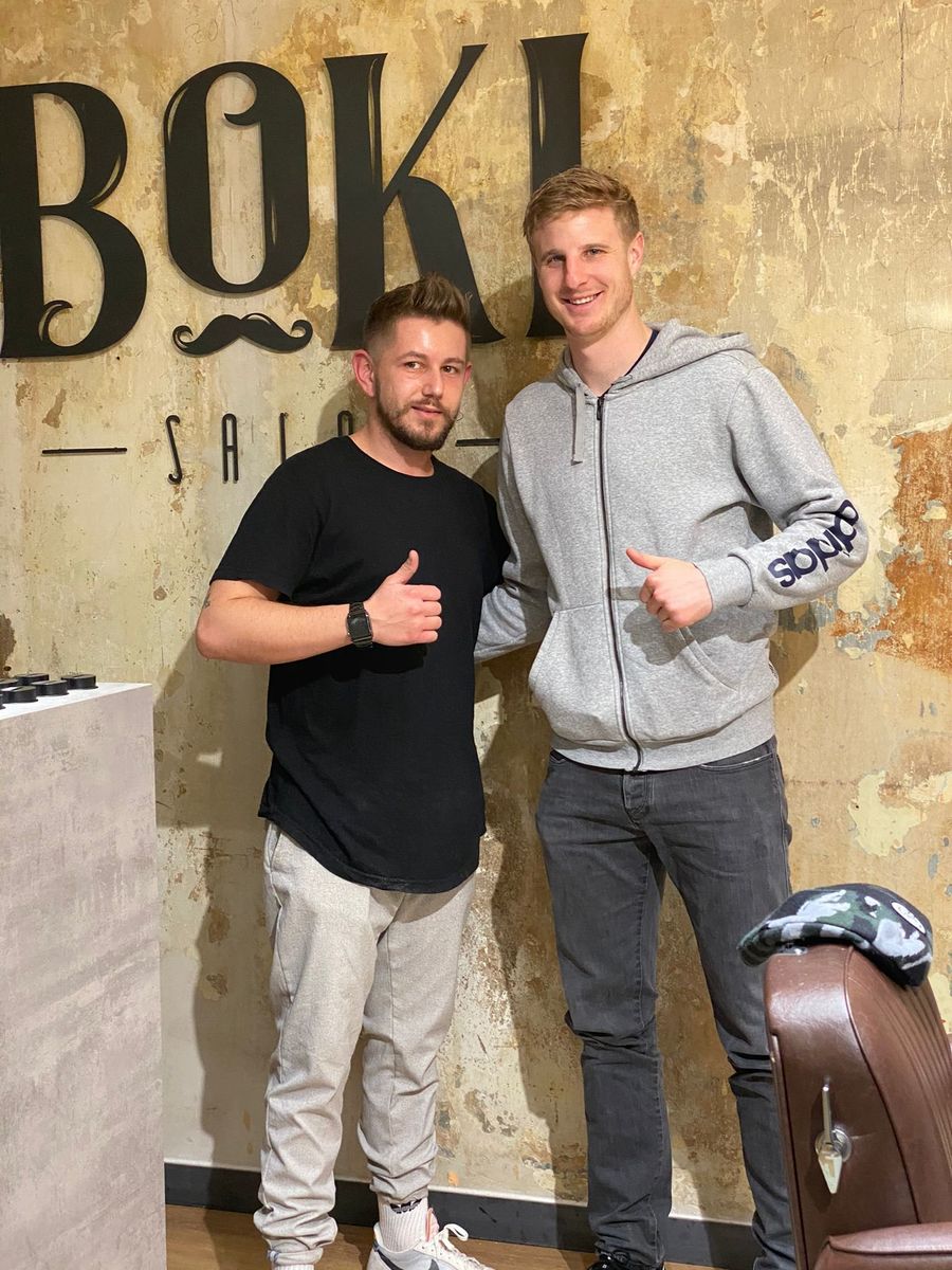 Lukáš Hrádecký nach dem Termin vor der Boki-Wand im Salon
