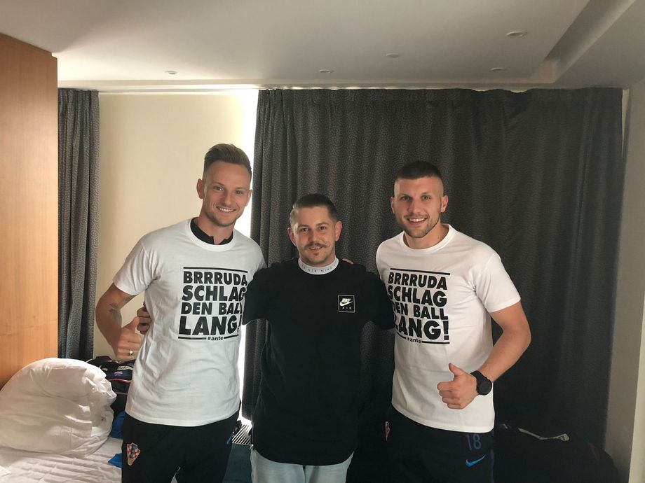 Ivan Rakitić und Luka Jović gemeinsam mit einem Stylisten im Salon