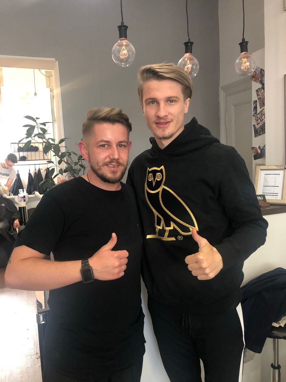 Tin Jedvaj gemeinsam mit Boki im Salon
