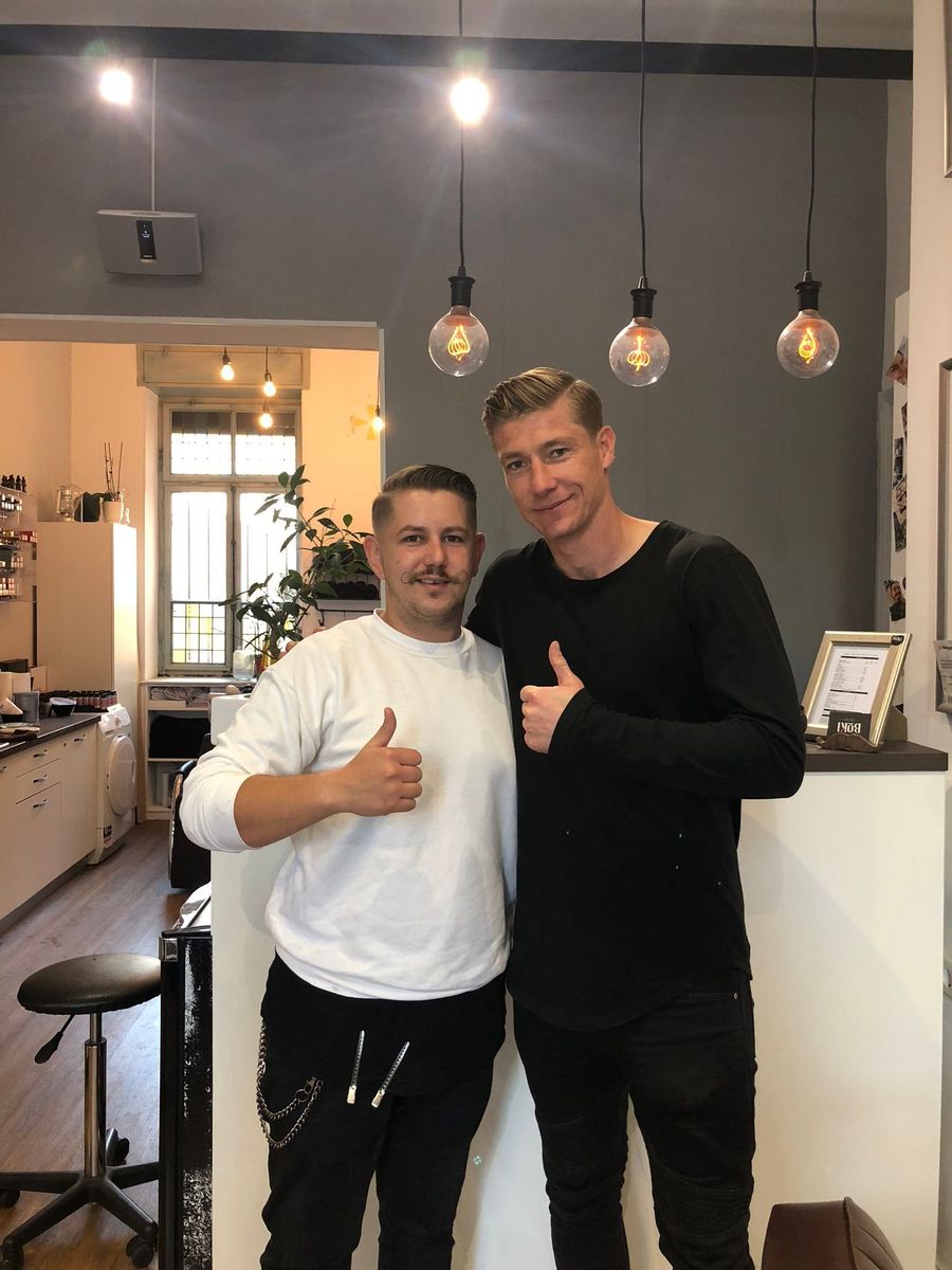Jan Zimmermann mit einem Stylisten im Salon