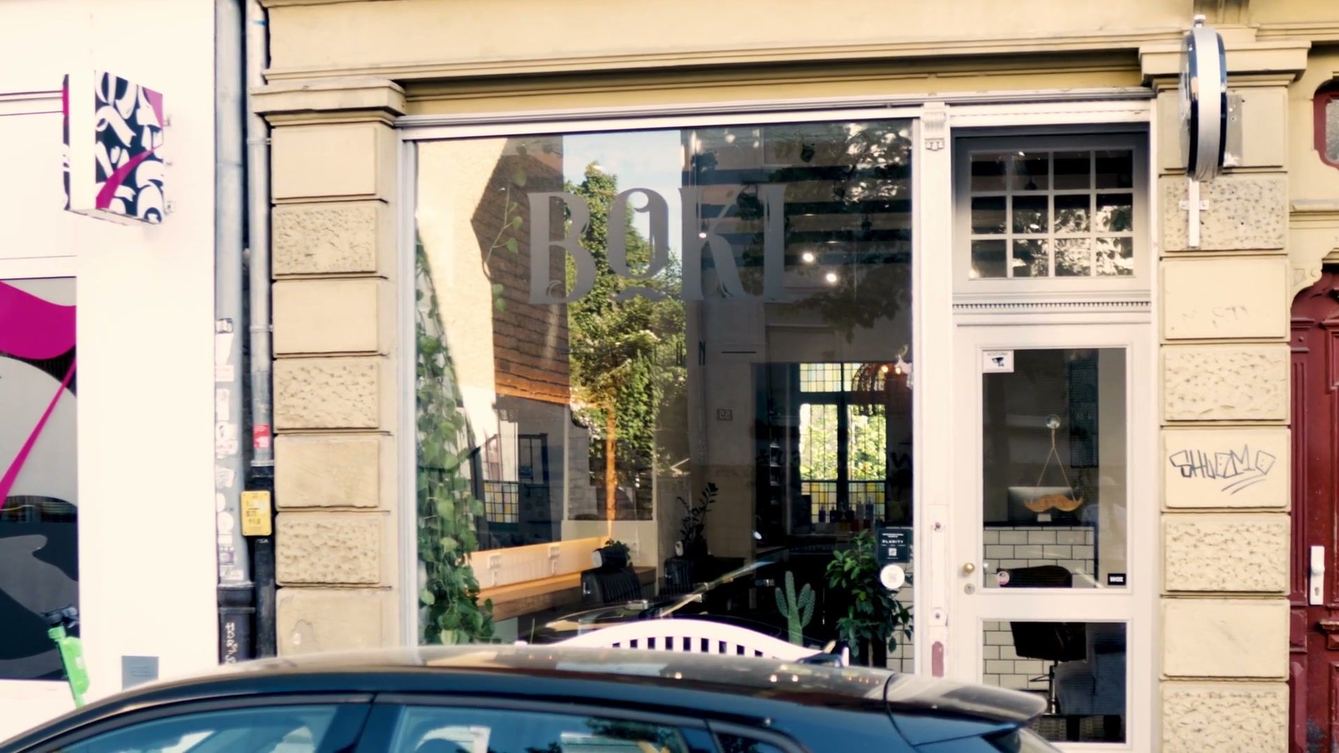 Rundgang durch die Große Seestraße 40: Barberstühle am Fenster, weiße Fliesen, Tageslicht.